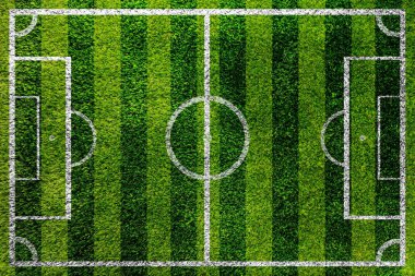 Futbol sahasının en üst görüntüsü. Beyaz çizgili taze yeşil çimenler. Genel görünüm