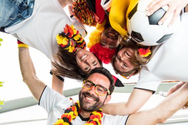 Bir grup coşkulu Alman futbol fanatiği zaferi kutluyor..