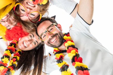 Bir grup coşkulu Alman futbol fanatiği zaferi kutluyor..