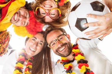 Bir grup coşkulu Alman futbol fanatiği zaferi kutluyor..