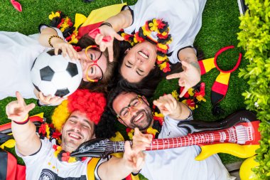 Bir grup coşkulu Alman futbol fanatiği zaferi kutluyor..