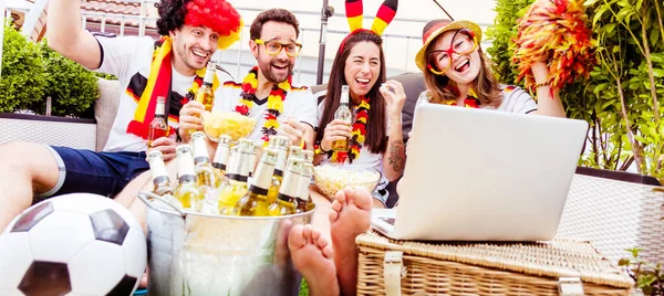 Gruppo Appassionati Calcio Sportivo Tedesco Entusiasti Guardando Partita Calcio Laptop — Foto Stock