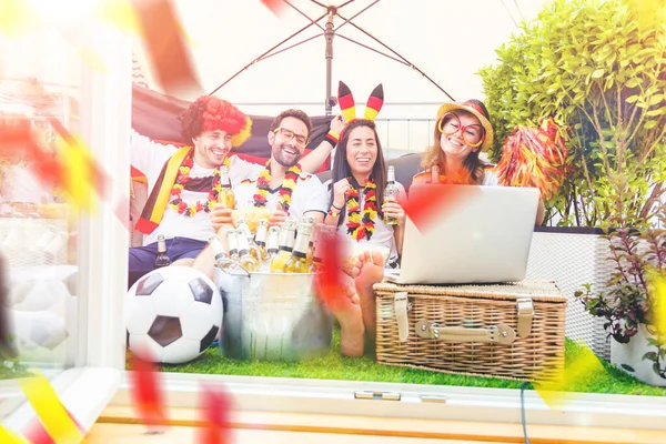 Gruppe Begeisterter Deutscher Sportfußballfans Schaut Fußballspiel Laptop — Stockfoto