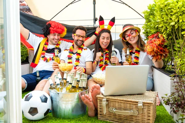 Gruppe Begeisterter Deutscher Sportfußballfans Schaut Fußballspiel Laptop — Stockfoto