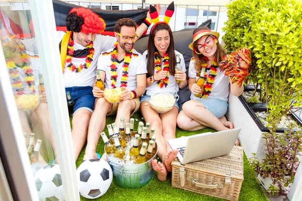 Gruppe Begeisterter Deutscher Sportfußballfans Schaut Fußballspiel Laptop — Stockfoto