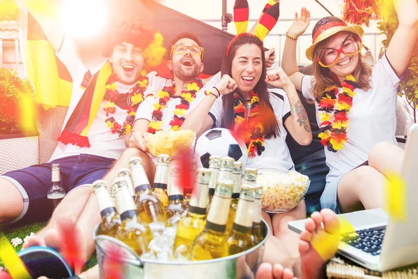 Gruppe Begeisterter Deutscher Sportfußballfans Schaut Fußballspiel Laptop — Stockfoto