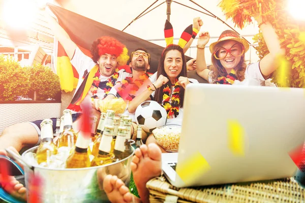 Gruppe Begeisterter Deutscher Sportfußballfans Schaut Fußballspiel Laptop — Stockfoto