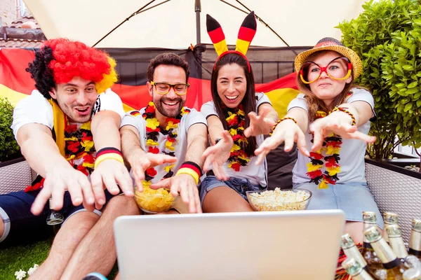 Gruppo Appassionati Calcio Sportivo Tedesco Entusiasti Guardando Partita Calcio Laptop — Foto Stock