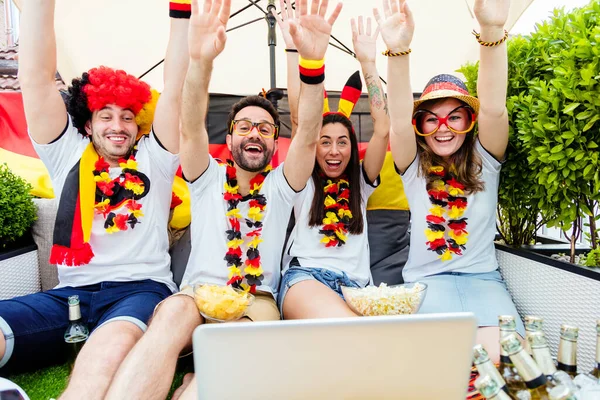 Gruppo Appassionati Calcio Sportivo Tedesco Entusiasti Guardando Partita Calcio Laptop — Foto Stock