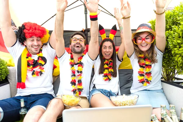 Gruppe Begeisterter Deutscher Sportfußballfans Schaut Fußballspiel Laptop — Stockfoto