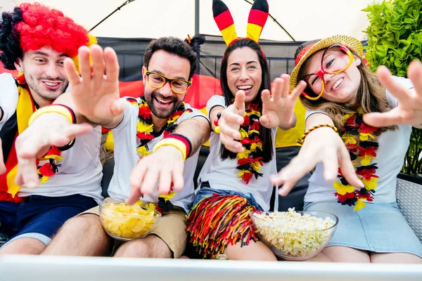 Gruppo Appassionati Calcio Sportivo Tedesco Entusiasti Guardando Partita Calcio Laptop — Foto Stock