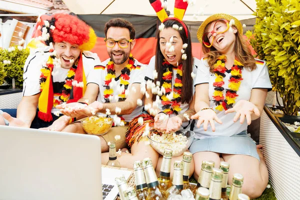 Gruppo Appassionati Calcio Sportivo Tedesco Entusiasti Guardando Partita Calcio Computer — Foto Stock