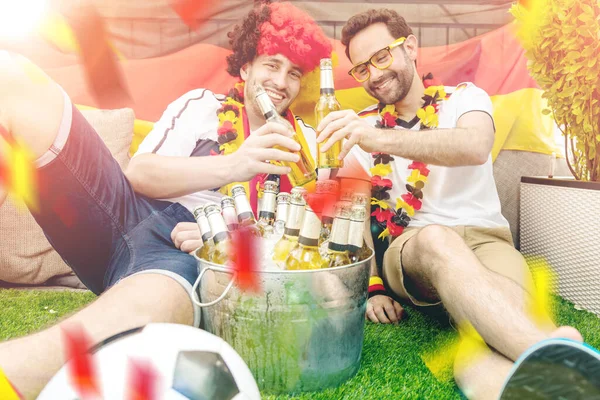 Csoport Boldog Labdarúgó Rajongók Németországból Nézni Egy Játékot Sugárzott Kertjükben — Stock Fotó