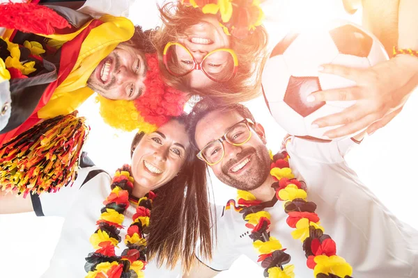 Grupo Entusiastas Aficionados Fútbol Deportivo Alemán Celebrando Victoria — Foto de Stock