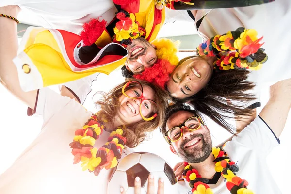 Grupo Entusiastas Aficionados Fútbol Deportivo Alemán Celebrando Victoria —  Fotos de Stock