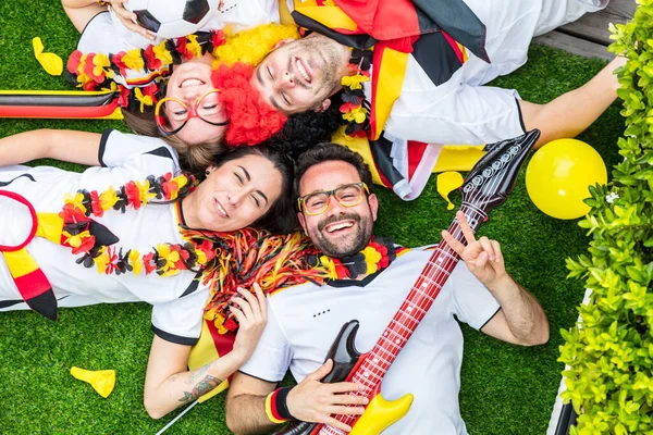 Gruppe Begeisterter Deutscher Sportfußballfans Feiert Sieg — Stockfoto