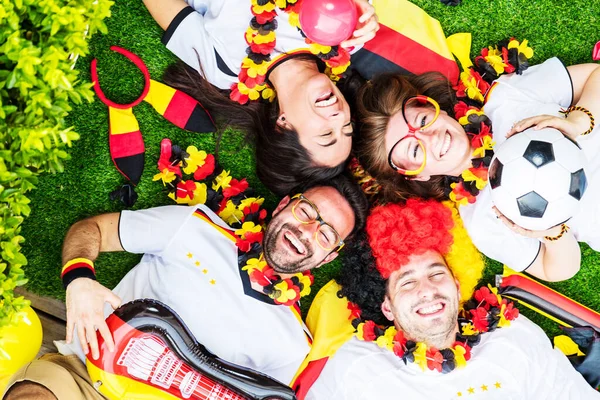 Gruppe Begeisterter Deutscher Sportfußballfans Feiert Sieg — Stockfoto