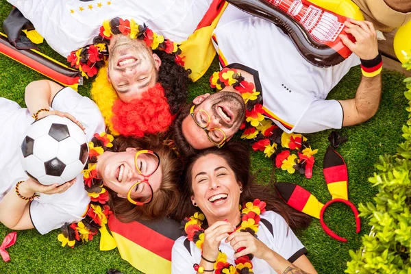 Gruppe Begeisterter Deutscher Sportfußballfans Feiert Sieg — Stockfoto