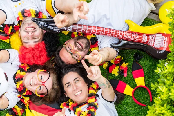 Grupo Entusiastas Fãs Futebol Esportivo Alemão Celebrando Vitória — Fotografia de Stock