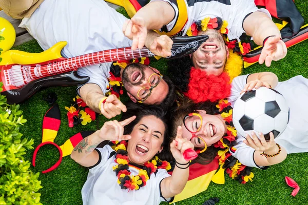 Gruppe Begeisterter Deutscher Sportfußballfans Feiert Sieg — Stockfoto