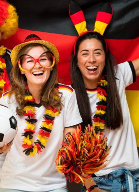 Bir grup coşkulu Alman futbol fanatiği zaferi kutluyor..