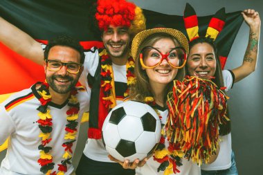 Bir grup coşkulu Alman futbol fanatiği zaferi kutluyor..