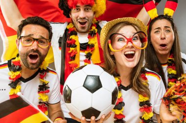 Bir grup coşkulu Alman futbol fanatiği zaferi kutluyor..