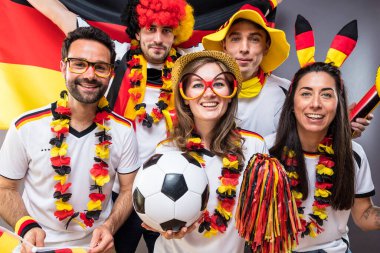 Bir grup coşkulu Alman futbol fanatiği zaferi kutluyor..