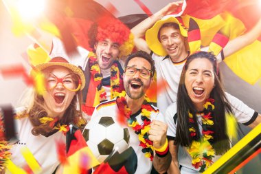 Bir grup coşkulu Alman futbol fanatiği zaferi kutluyor..