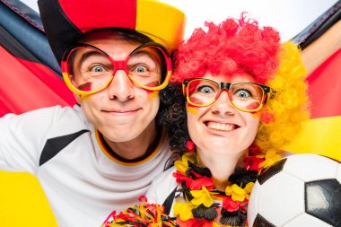 Birkaç hevesli Alman futbol fanatiği beyaz arka planda zaferi kutluyor.