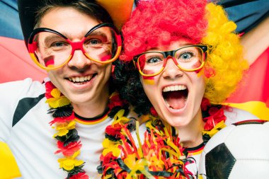 Zaferi kutlayan iki Alman futbol fanatiğinin yakın plan görüntüsü.