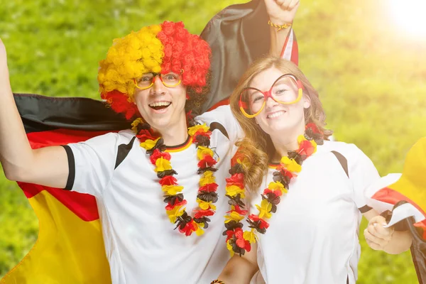 勝利を祝う笑顔のドイツのスポーツサッカーファンのカップル — ストック写真
