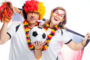 Birkaç hevesli Alman futbol fanatiği beyaz arka planda zaferi kutluyor.