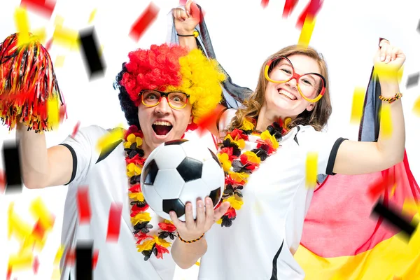 Birkaç hevesli Alman futbol fanatiği beyaz arka planda zaferi kutluyor.