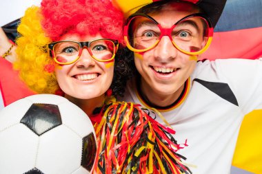 İki coşkulu Alman futbol fanatiği zaferi kutluyor.