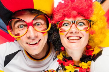 İki coşkulu Alman futbol fanatiği zaferi kutluyor.