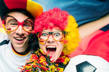 Zaferi kutlayan iki Alman futbol fanatiğinin yakın plan görüntüsü.