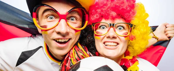两位热情的德国足球迷庆祝胜利的特写 — 图库照片