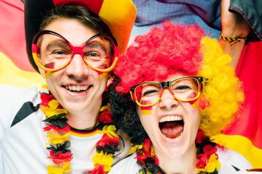 İki coşkulu Alman futbol fanatiği zaferi kutluyor. Alman Genç Çifti Takımı Destekliyor