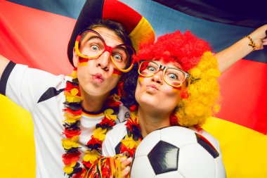 İki coşkulu Alman futbol fanatiği zaferi kutluyor. Alman Genç Çifti Takımı Destekliyor