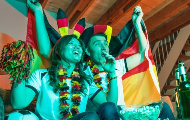 İki coşkulu Alman futbol fanatiği zaferi kutluyor. Alman Genç Çifti Takımı Destekliyor