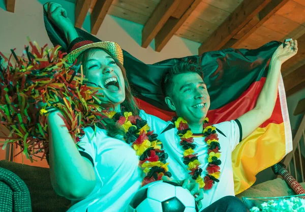 勝利を祝う熱狂的なドイツのスポーツサッカーファンのカップル チームを支えるドイツ人カップル — ストック写真