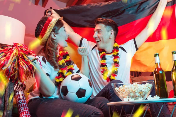 Δύο Ενθουσιώδεις Γερμανοί Φίλαθλοι Ποδοσφαίρου Γιορτάζουν Νίκη Γερμανικό Νεαρό Ζευγάρι — Φωτογραφία Αρχείου