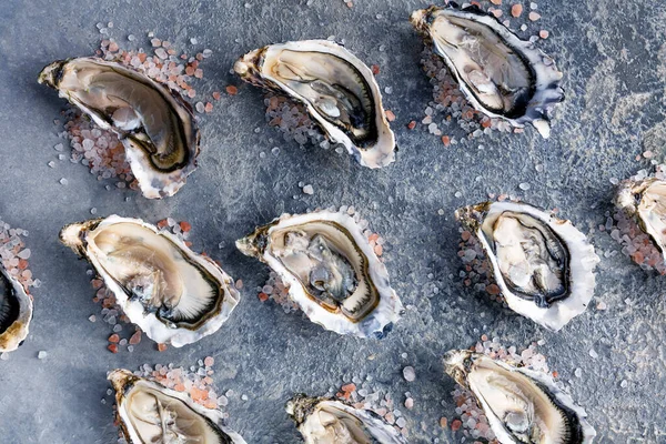 Ostriche Fresche Aperte Sfondo Scuro Pesce Sano Cena Nel Ristorante — Foto Stock