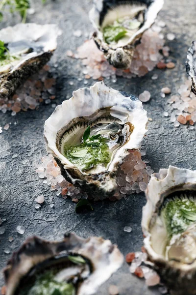 Vista Ravvicinata Ostriche Fresche Aperte Sfondo Scuro Pesce Sano Cena — Foto Stock