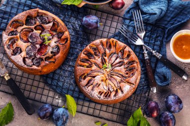 Masada erikli lezzetli meyveli turtalar.