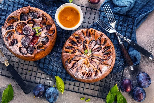 Lezzetli erikli meyveli turtaların üst manzarası