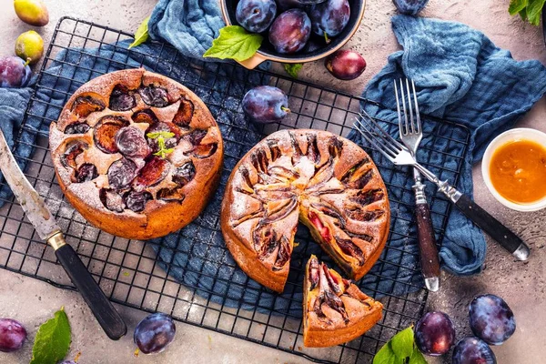 Ev yapımı, erikli lezzetli meyveli turtalar.