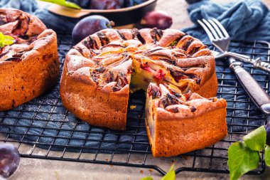 Gurme ev yapımı erikli tatlı meyveli turtalar.