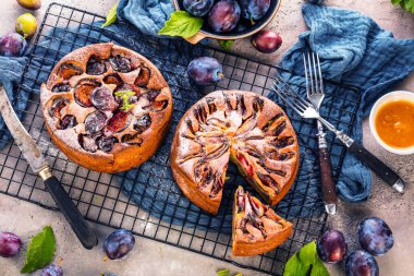 Lezzetli meyveli turtalar, masada erikler, üst manzara.